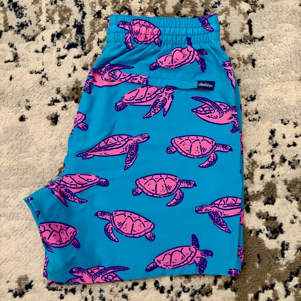 Chubbies 5” Sea Turtle Swim Trunks Mens Medium Blue Pink Beach Shorts Linerless